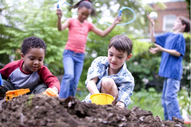 kids-playing-in-garden